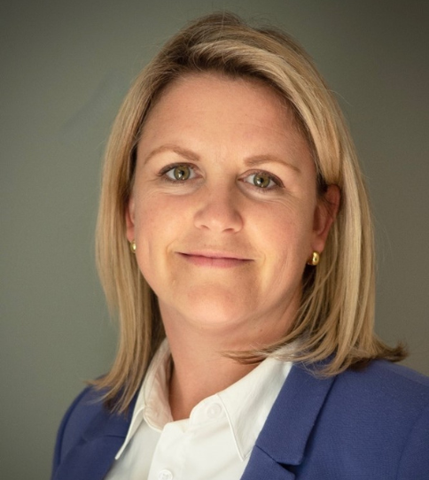 Headshot of Lindsay Lang